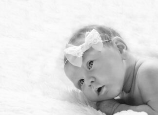 Czego nie wolno robić z niemowlakiem?