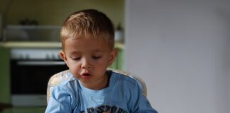 Jakie krzesełko do karmienia gdy dziecko nie siedzi?