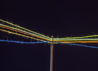 Jak podłączyć radio z wysuwanym ekranem?